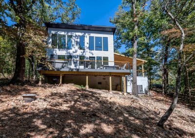 Arkansas Small Escape home view of deck and backyard image.